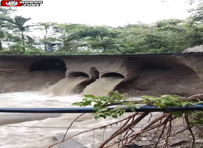 Video: He narrowly escapes being swept away by a collapsing bridge